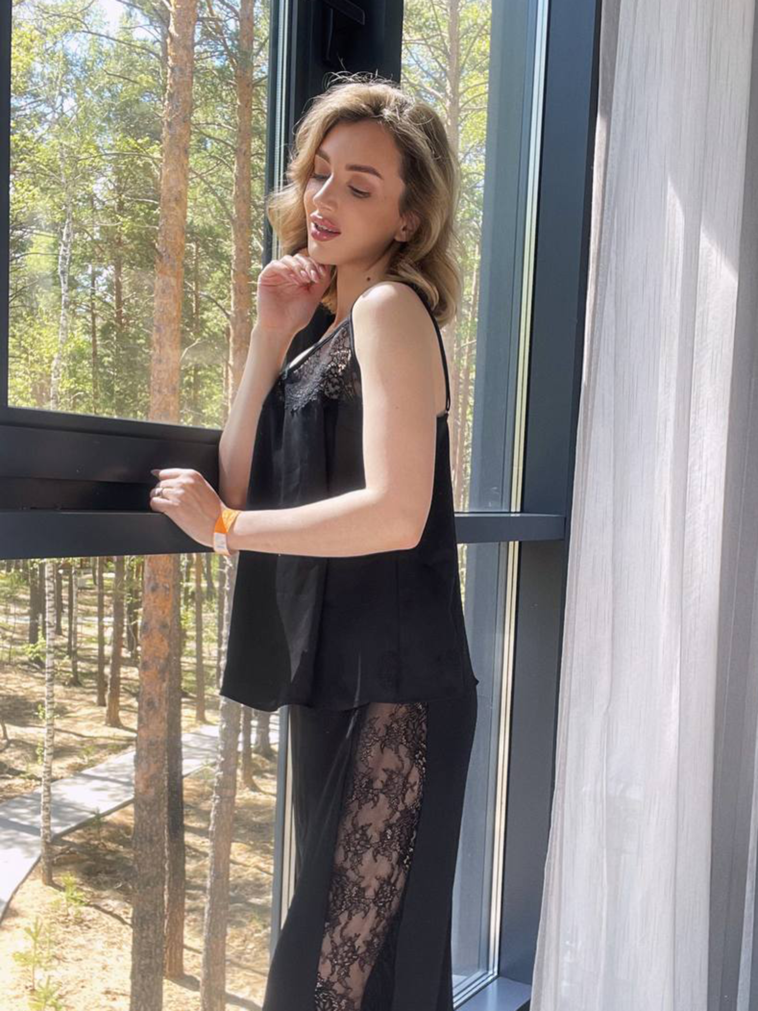 Lauma, Black Pyjama With Lace, On model Front, 40L90, 40L58