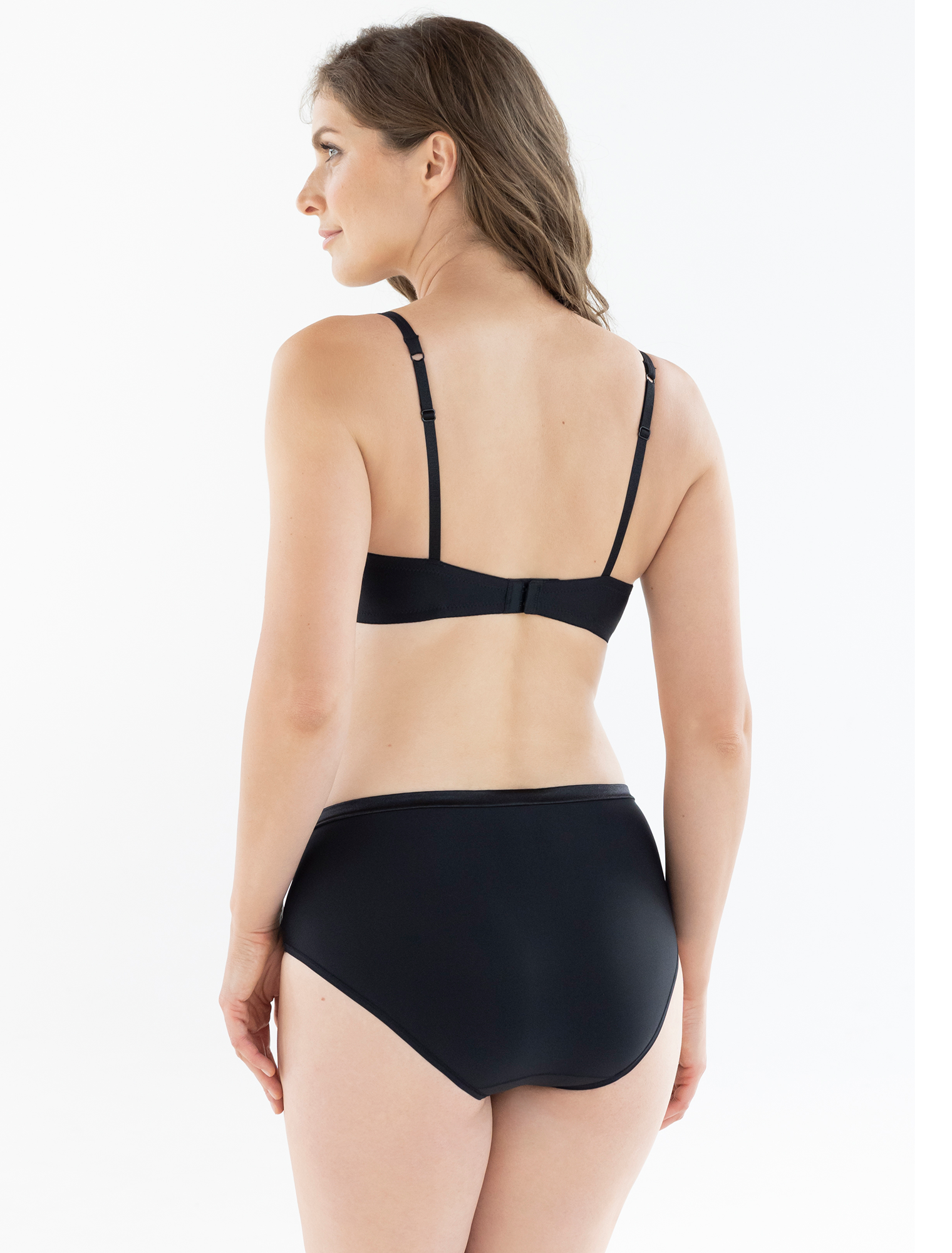 Lauma, Black Molded Padded T-Shirt Bra, On Model Front, 99570