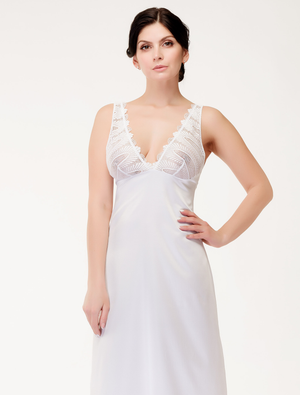 Lauma, White Night Dress With Lace, On Model Front, 90J91